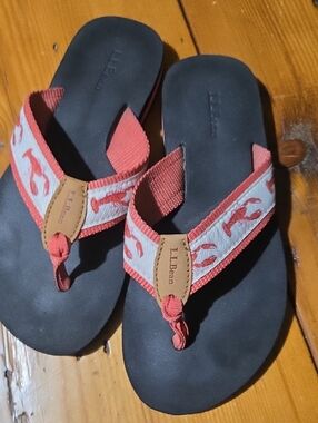 L.L. Bean Black Footbed Coral Lobster Strap Flip Flops Sz 6m